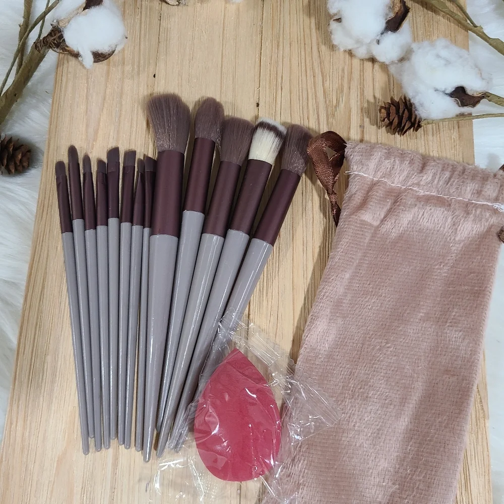 🎉🎉NEW🎉🎉 13PC Maroon Handle Brush Set with Travel Bag and Makeup Sponge